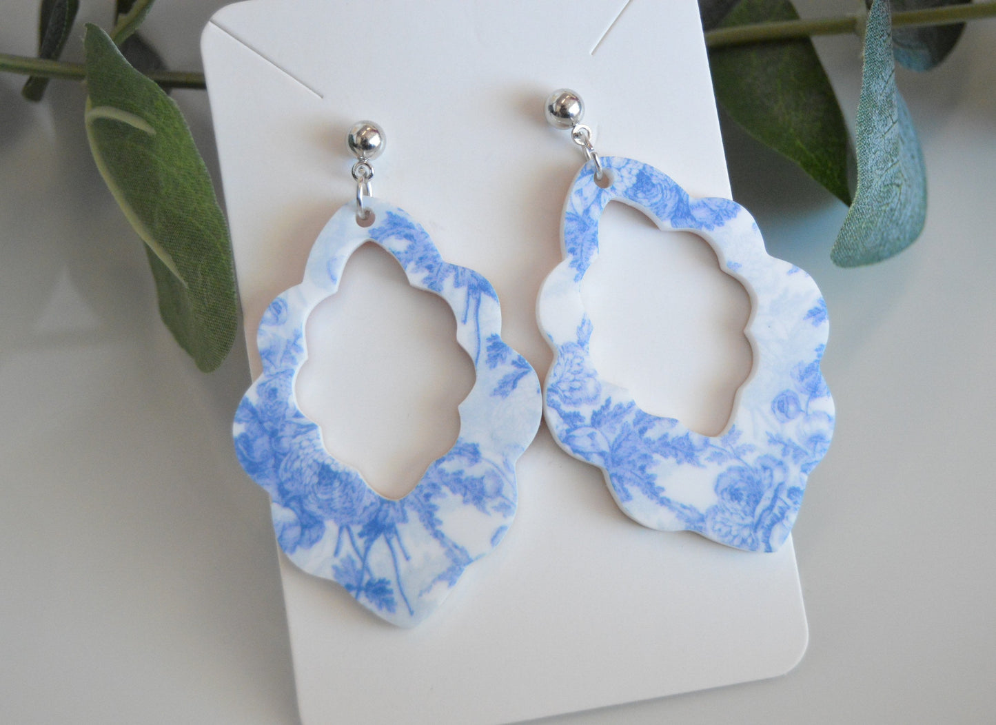 Blue Chinoiserie Scalloped Cutout Earrings - Acrylic